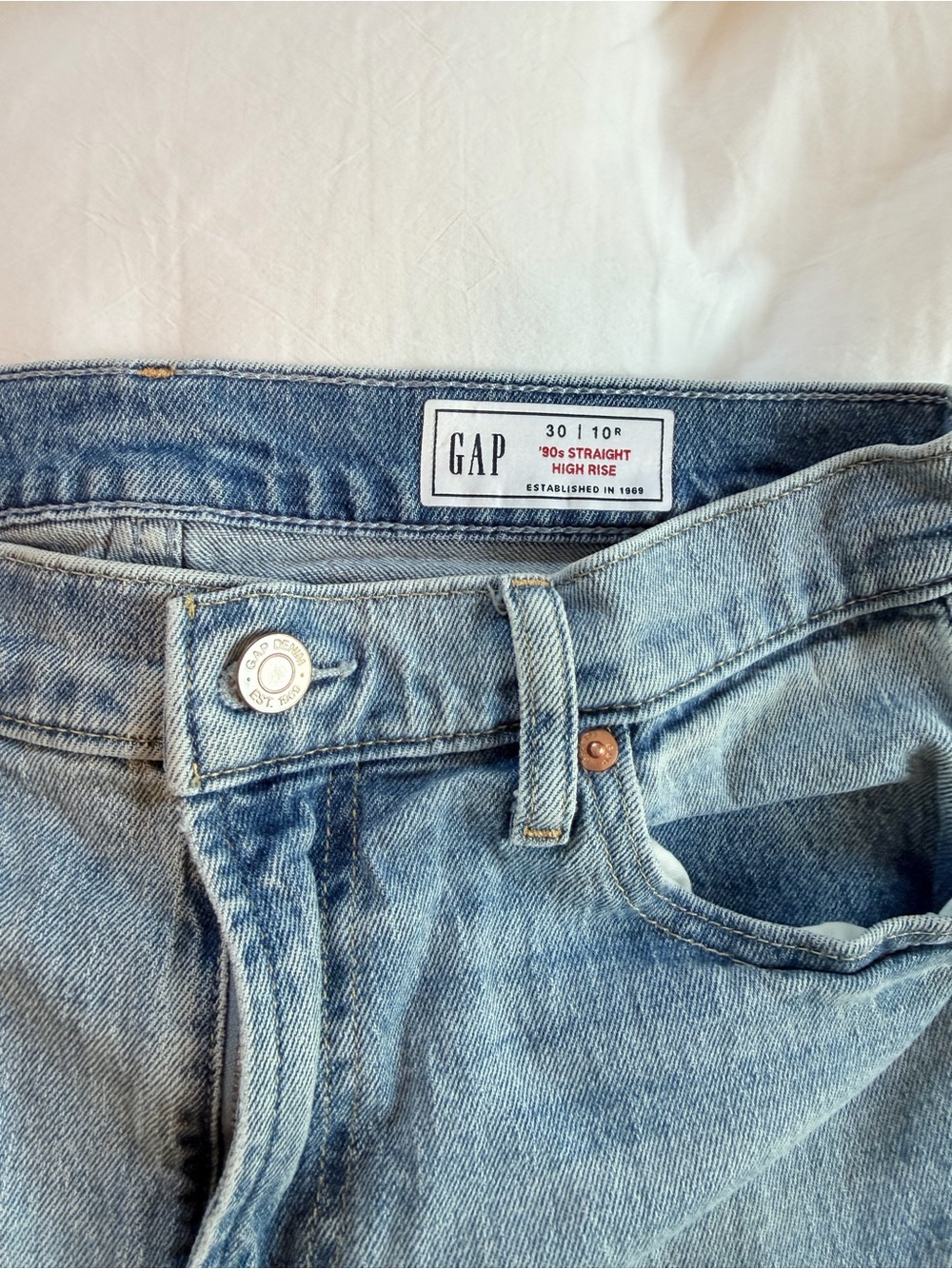Gap Women’s 90’s Light Wash Straight Leg Jeans - Light Blue - Picture 2 of 4